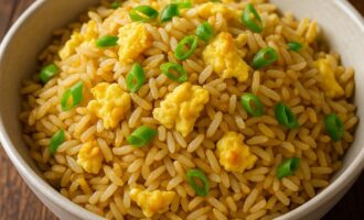 Жареный рис с яйцом по-китайски — простое и универсальное блюдо
