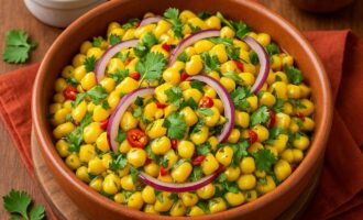 Салат из кукурузы, лука и кинзы