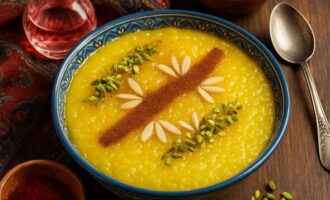Шоле зард — шафрановая рисовая каша с розовой водой